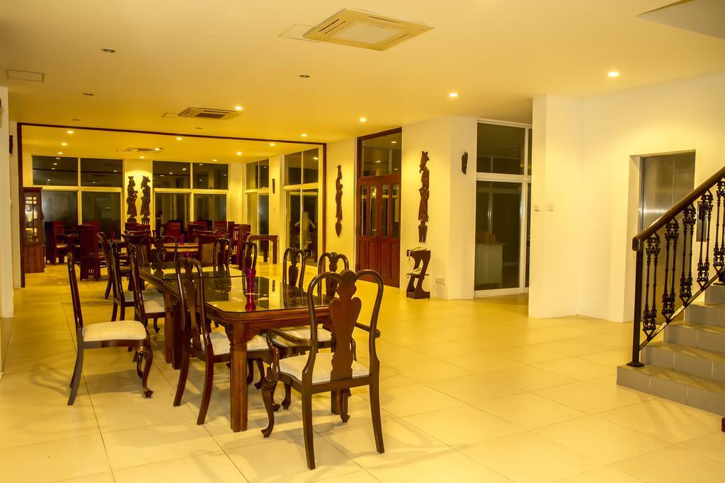 Hotel Villa Viana Marawila Exterior photo
