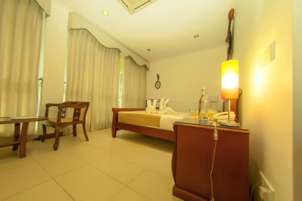 Hotel Villa Viana Marawila Exterior photo